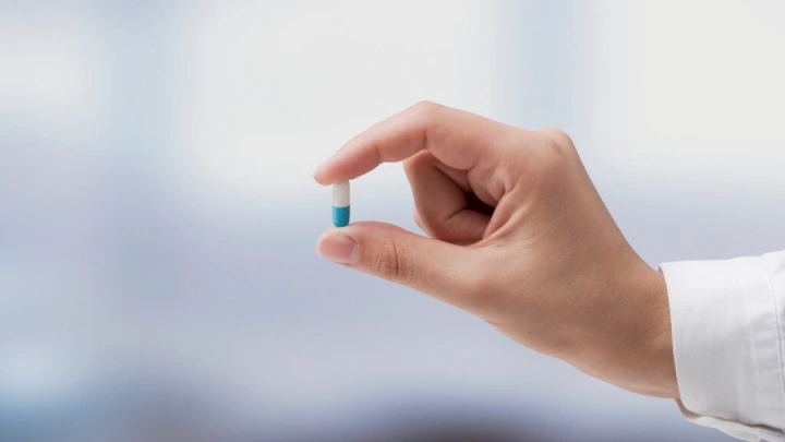 Uji coba rekayasa peptida antimikroba menggunakan AI generatif ApexGO untuk membantu tenaga medis di pusat pelayanan kesehatan farmasi 2026