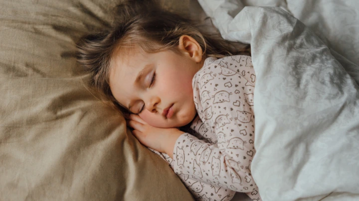 Anak Menggertakkan Gigi Saat Tidur: Terkait Cemas dan Depresi?